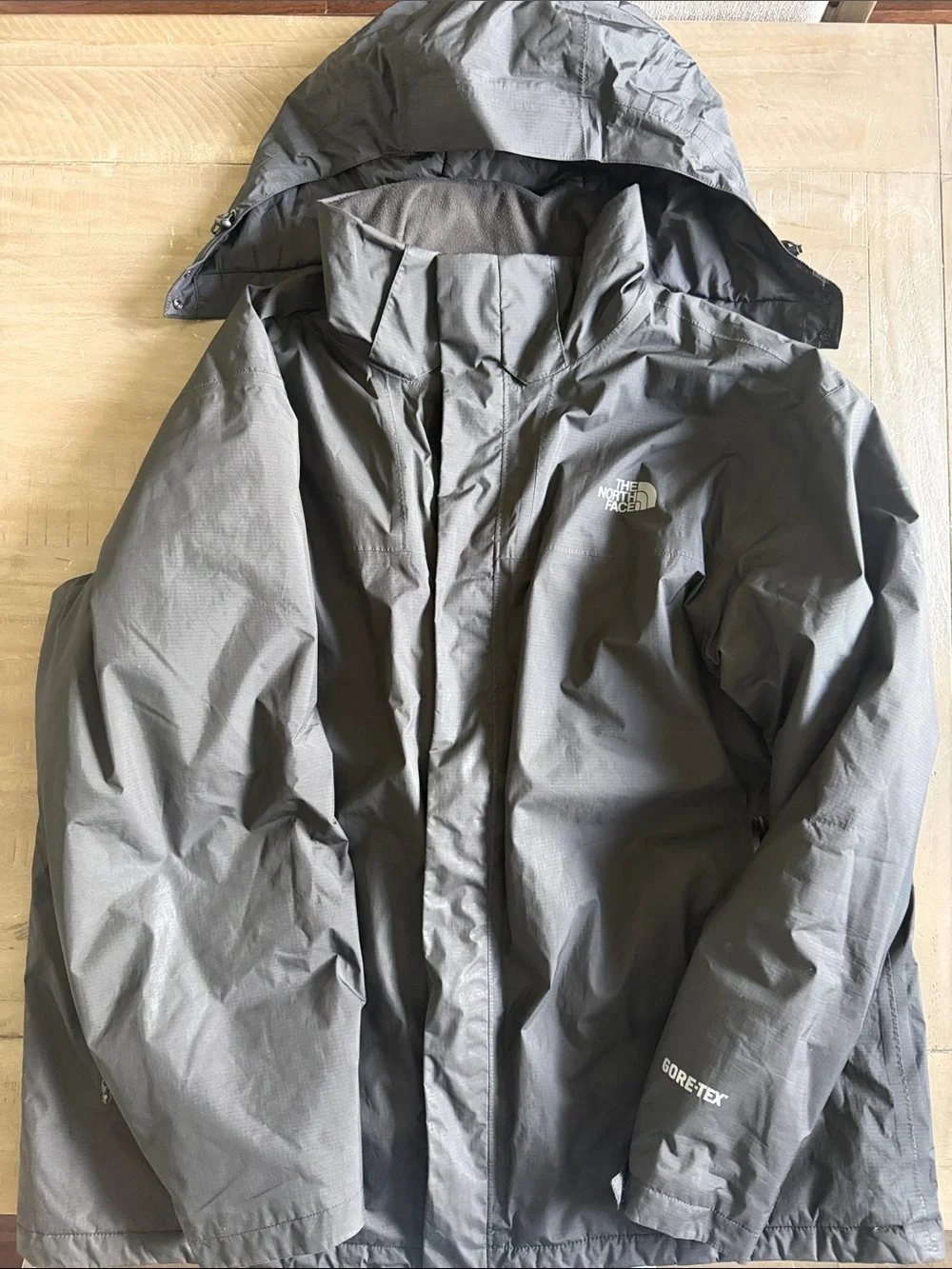 The North Face Men's Waterproof Gore-Tex Jacket - black.
